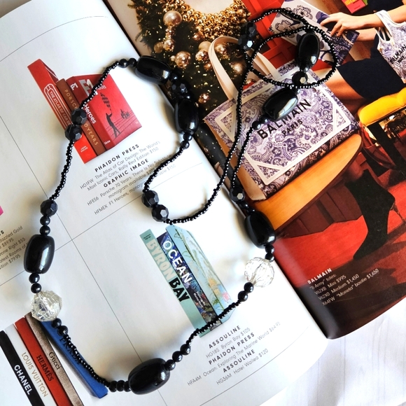 Jewelry - Art Deco Noble and Elegant Black Resin Barrel Beads necklace